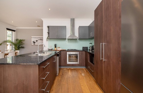 Mordialloc Casa | Entire 4 Bed 2 Bathroom home with Garden and Parking. 15 Min walk to beach!