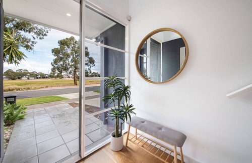 Mordialloc Casa | Entire 4 Bed 2 Bathroom home with Garden and Parking. 15 Min walk to beach!
