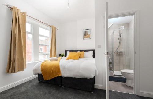 Liverpool Apartamento | Entire 4 Bedroom house in Bootle Liverpool-Ideal for contractors, family and group-Free Parking & Free internet-Sleeps 7
