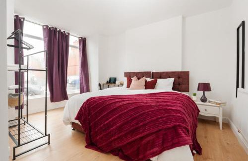Liverpool Apartamento | Entire 4 Bedroom house in Bootle Liverpool-Ideal for contractors, family and group-Free Parking & Free internet-Sleeps 7