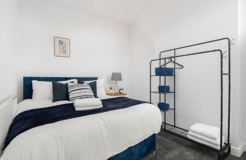 Liverpool Apartamento | Entire 4 Bedroom house in Bootle Liverpool-Ideal for contractors, family and group-Free Parking & Free internet-Sleeps 7