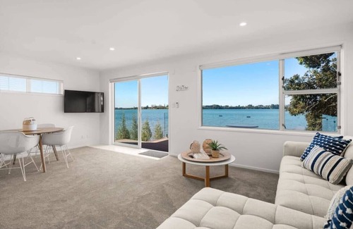 Tauranga Casa | Entire Beachfront Complex: Your Private Paradise for Large Groups