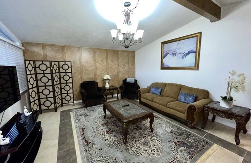 Wheeling Casa | Entire Beautiful Wheeling Home!!!