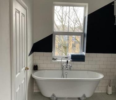 Elland Apartamento | Entire boutique mill cottage
