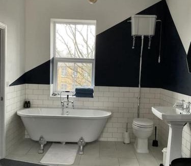 Elland Apartamento | Entire boutique mill cottage