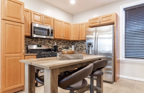 Communipaw Casa | Entire Brownstone Duplex 3 BR/2 Bath 15 minutes to NYC