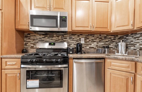 Communipaw Casa | Entire Brownstone Duplex 3 BR/2 Bath 15 minutes to NYC