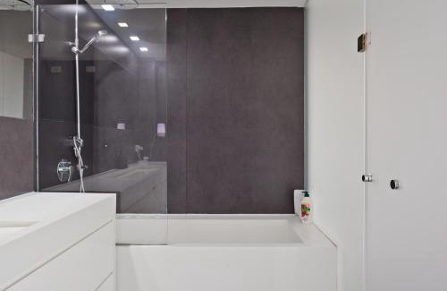 Old North Apartamento | Entire Building 4 Floors! Steps to the beach, right in front of the TLV Port