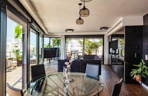 Old North Apartamento | Entire Building 4 Floors! Steps to the beach, right in front of the TLV Port