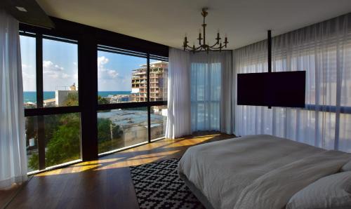 Old North Apartamento | Entire Building 4 Floors! Steps to the beach, right in front of the TLV Port