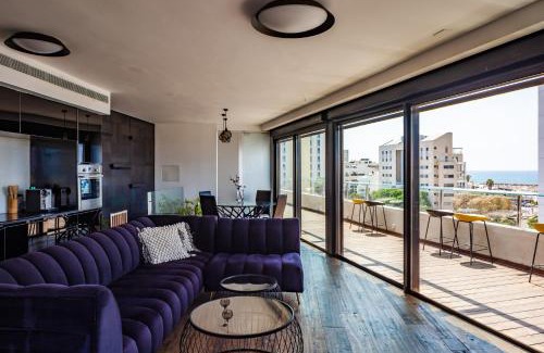 Old North Apartamento | Entire Building 4 Floors! Steps to the beach, right in front of the TLV Port
