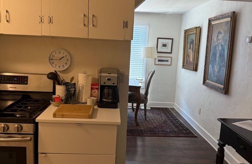 Encanto Casa | Entire Bungalow Located in Midtown Phoenix! Minutes off of the I10,