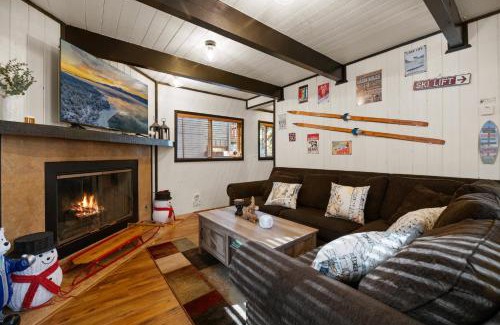 Big Bear Lake Casa | Entire Cabin, Walk to Ski Slopes, Hot Tub, Fast WiFi, 2 Parking, Fenced Yard, Wash & Dryer, Fire Pit, Pet Friendly, BBQ, Hike, Golf, Zoo