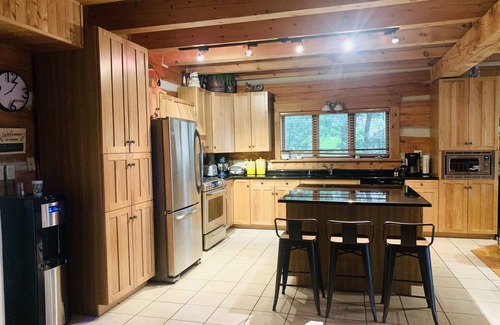 Collingwood Chalet De Esquí | Entire Chalet in Prime Location - close to hiking, beaches, golf, trails & more!