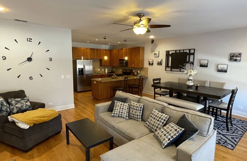 Wicker Park Apartamento | Entire Condo and Parking at the heart of Wicker Park