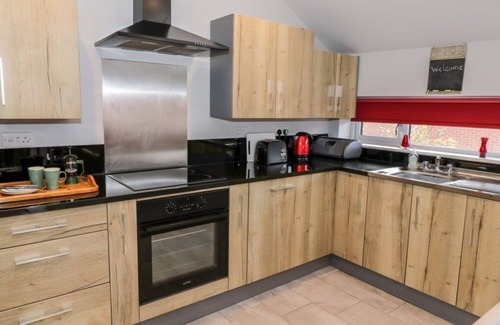 Coventry Cabaña | Entire cottage close to Coventry city centre. 4 en-suite bedrooms, gated parking