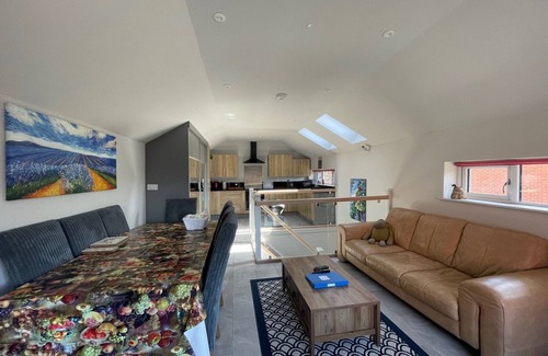 Coventry Cabaña | Entire cottage close to Coventry city centre. 4 en-suite bedrooms, gated parking
