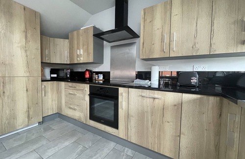 Coventry Cabaña | Entire cottage close to Coventry city centre. 4 en-suite bedrooms, gated parking