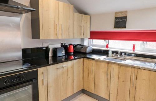 Coventry Casa | Entire cottage close to Coventry City Centre with 4 en suite bedrooms and gated parking
