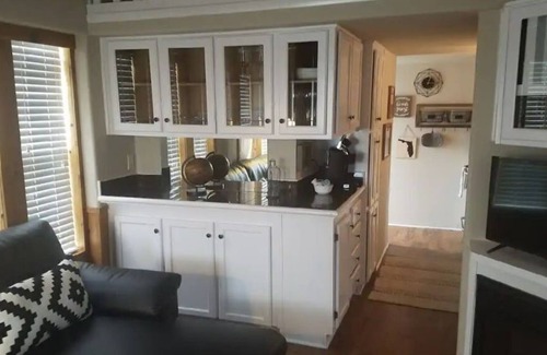 Kissimmee Cabaña | Entire cottage for 5, close to Disney, Universal! - Bitty Belle