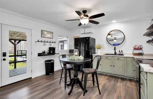 Montgomery Cabaña | Charming Cottage 7+ Acres & Pond