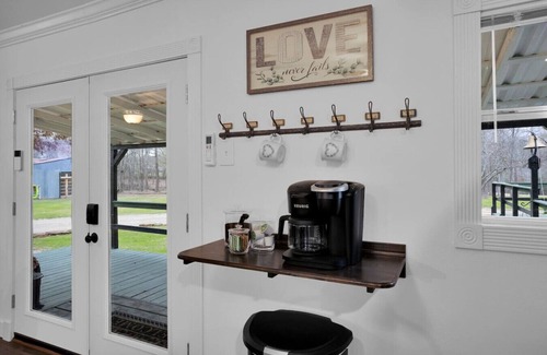 Montgomery Cabaña | Charming Cottage 7+ Acres & Pond