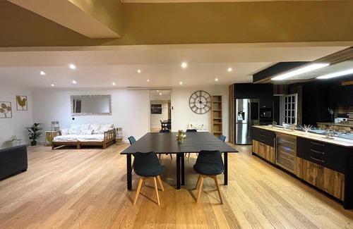 Cepet Casa | Entire cottage on large wooded plot Ideal for groups of up to 12 people