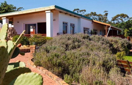Helderberg Rural Cabina | ENTIRE cozy farm resort with a ocean view right out side your terrace W/4 BDRM