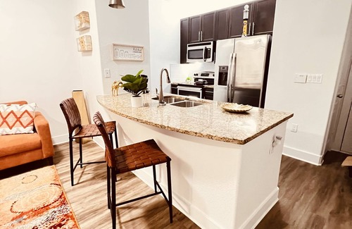 Gateway Apartamento | Entire Cozy Modern Get-Away (Arboretum/Domain)