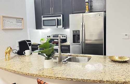 Gateway Apartamento | Entire Cozy Modern Get-Away (Arboretum/Domain)