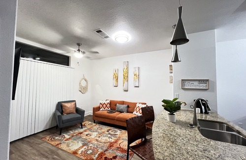 Gateway Apartamento | Entire Cozy Modern Get-Away (Arboretum/Domain)