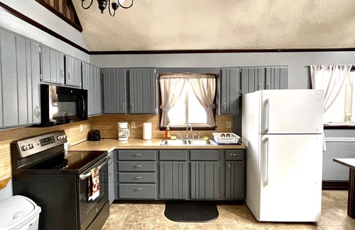 Long Pond Chalet De Esquí | Entire Cozy Pocono Chalet with fireplace, Firepit BBQ and games