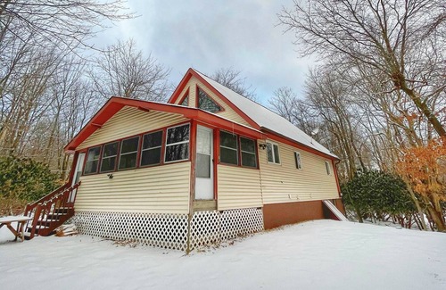 Long Pond Chalet De Esquí | Entire Cozy Pocono Chalet with fireplace, Firepit BBQ and games