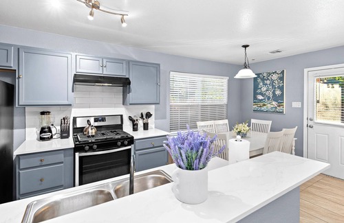Franklin Park Casa | Entire Duplex - 10 Min From Downtown - Sleeps 20