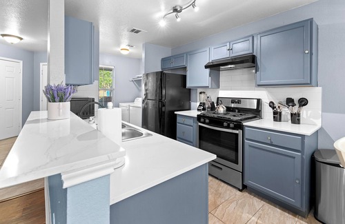 Franklin Park Casa | Entire Duplex - 10 Min From Downtown - Sleeps 20