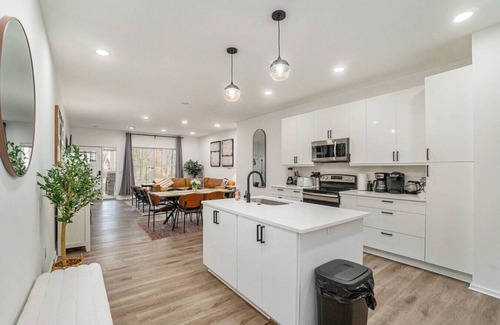 North Hyde Park Casa | Entire Duplex (2 Units) in Midtown 6 bds, 6 Bths