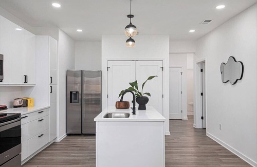 North Hyde Park Casa | Entire Duplex (2 Units) in Midtown 6 bds, 6 Bths