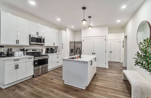 North Hyde Park Casa | Entire Duplex (2 Units) in Midtown 6 bds, 6 Bths