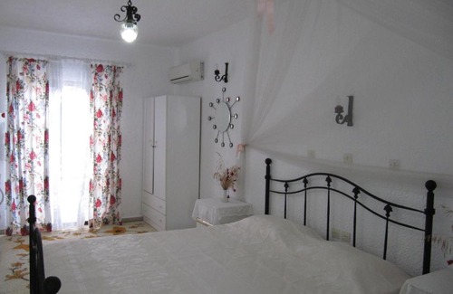 Faliraki Apartamento | ENTIRE GUESTHOUSE - 27 People