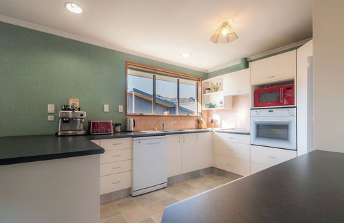 Lowburn Casa | Entire Holiday Home! Great large private space