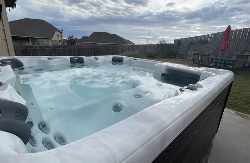 Leander Casa | Entire Home, 2,000 sq ft with Outdoor Hot Tub, 15 min North of Austin, TX