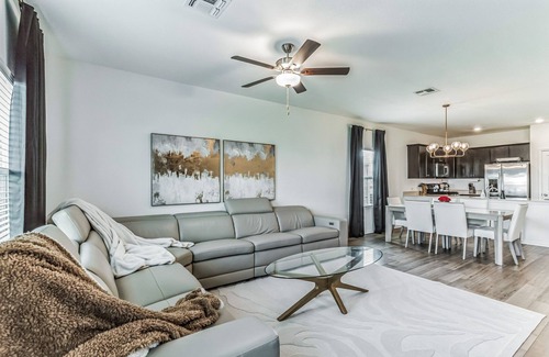 Del Valle Casa | Entire House Near Airport & COTA