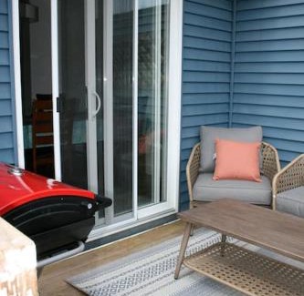 West Edmonton Casa | Entire Home AC 4Beds Sleeps 8 Double Garage Near WEM Free Wifi & Netflix