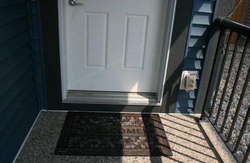 West Edmonton Casa | Entire Home AC 4Beds Sleeps 8 Double Garage Near WEM Free Wifi & Netflix