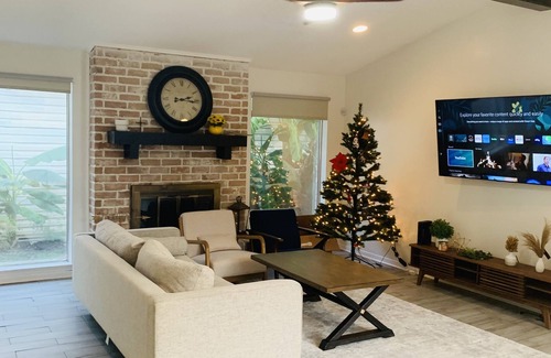 George Bush Park/Eldridge Casa | Entire Home , Beautiful Cozy Home Located In Asian Town , South West Houston .
