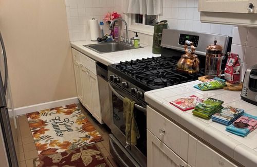 Highland Park Cabaña | Entire home, close to Ravinia Festival, Lake, Town, and Train to the city.