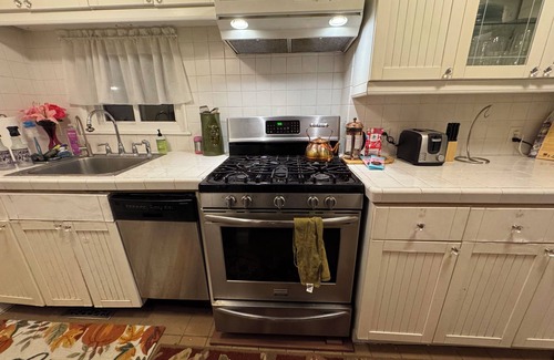 Highland Park Cabaña | Entire home, close to Ravinia Festival, Lake, Town, and Train to the city.