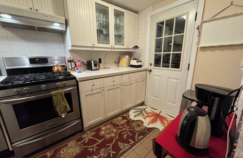 Highland Park Cabaña | Entire home, close to Ravinia Festival, Lake, Town, and Train to the city.