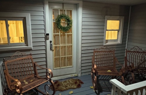 Highland Park Cabaña | Entire home, close to Ravinia Festival, Lake, Town, and Train to the city.