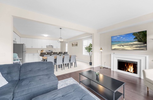 Kitchener Casa | Entire Home Get Away/65"TV/PingPong/9Bed/3 Parking